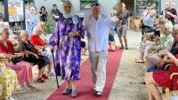 RoSAModelka s nejstarším modelem Jiřím Skleničkou Zderazským (90), módní přehlídka Centrum RoSa 2024